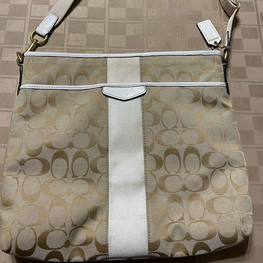 coach crossbody purse Tan Ivory 12.5” X 11 Adjustable Strap EUC Zip Closure Gold